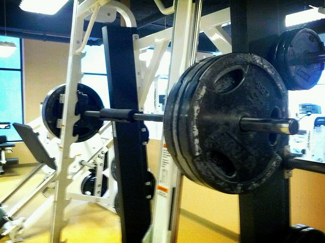 How to Use a Smith Machine: Benefits, Exercises, and Risks