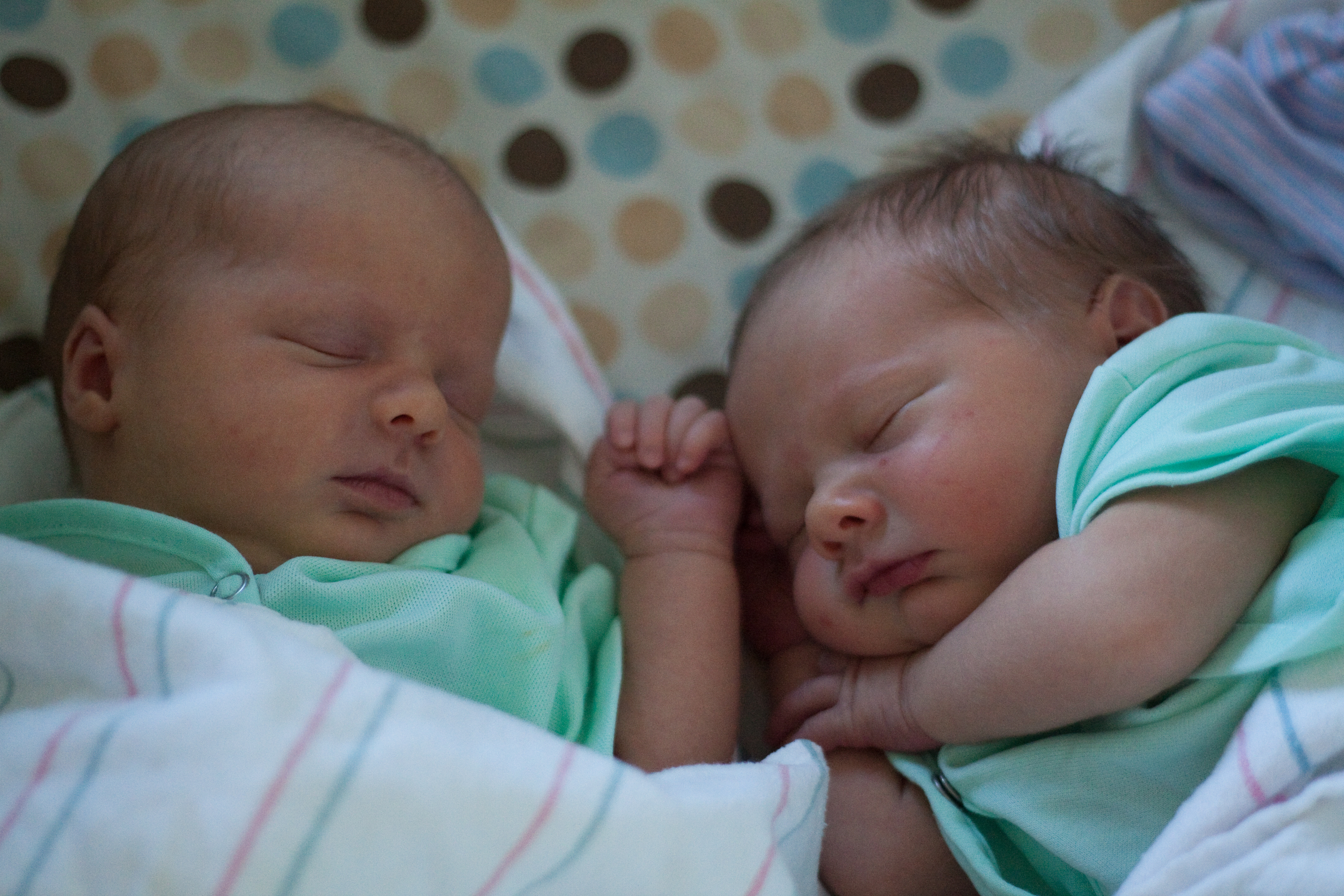 Хотела родиться мальчиком. Новорождённые двойняшки в роддоме. Родились двойняшки. Усыновить двойню грудничков. Новорожденные двойняшки девочки в роддоме.