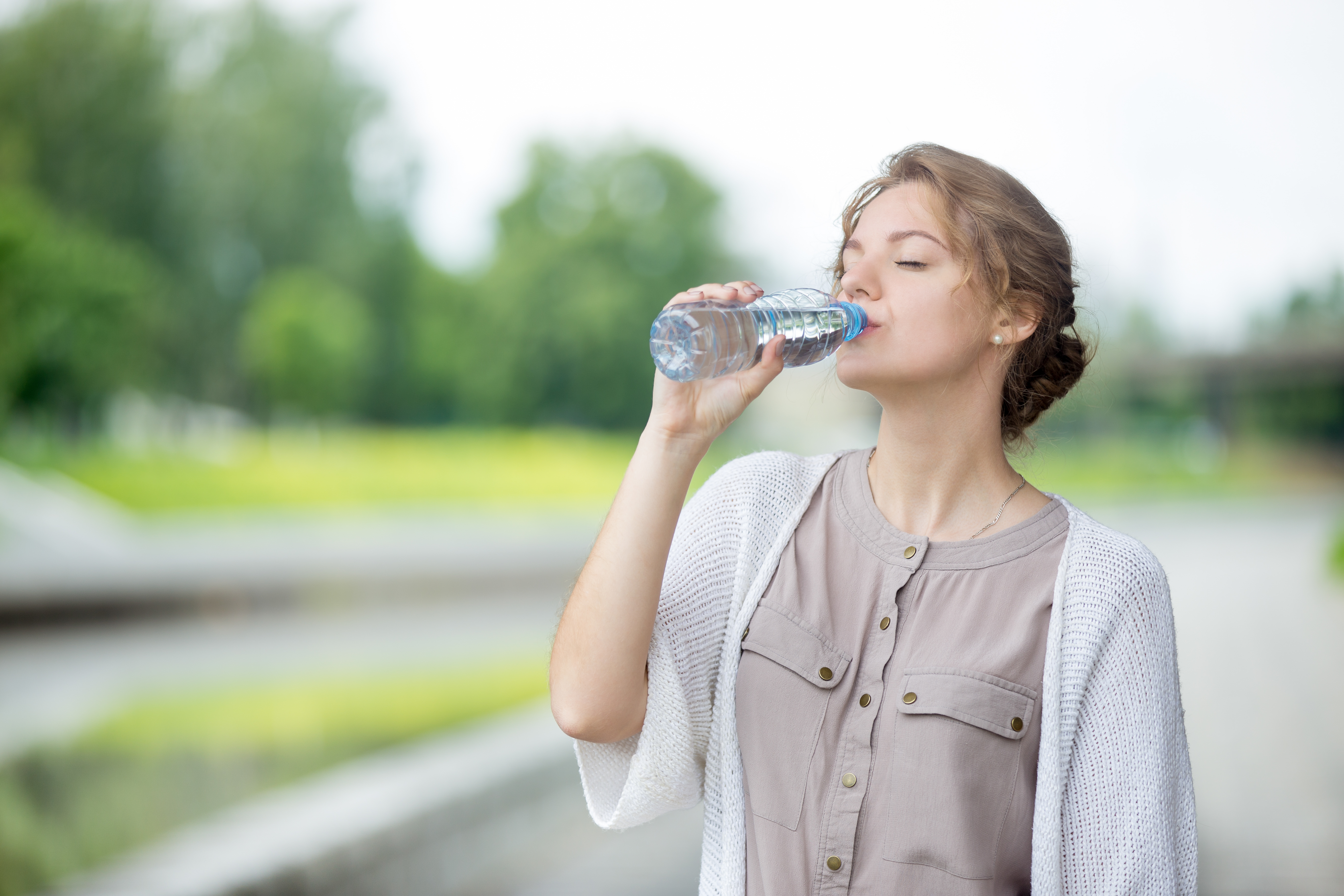 Жара пейте воду. Пить воду. Девушка пьет воду. Питьевая вода. Человек с бутылкой воды.