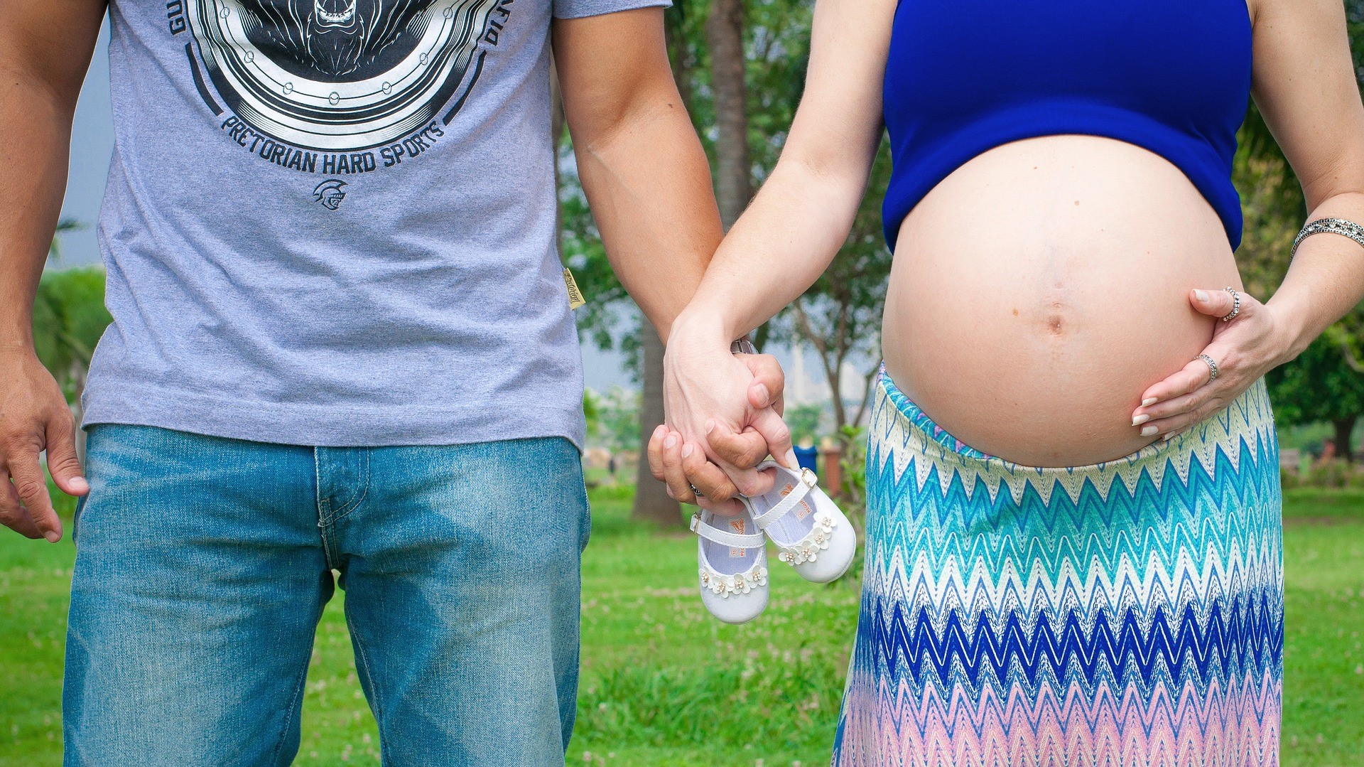 Мамы беременные мальчиком. Покажи беременных мальчиков. Positive pregnant. Фото беременной с парнем на площади. Беременна мальчиком особенности.