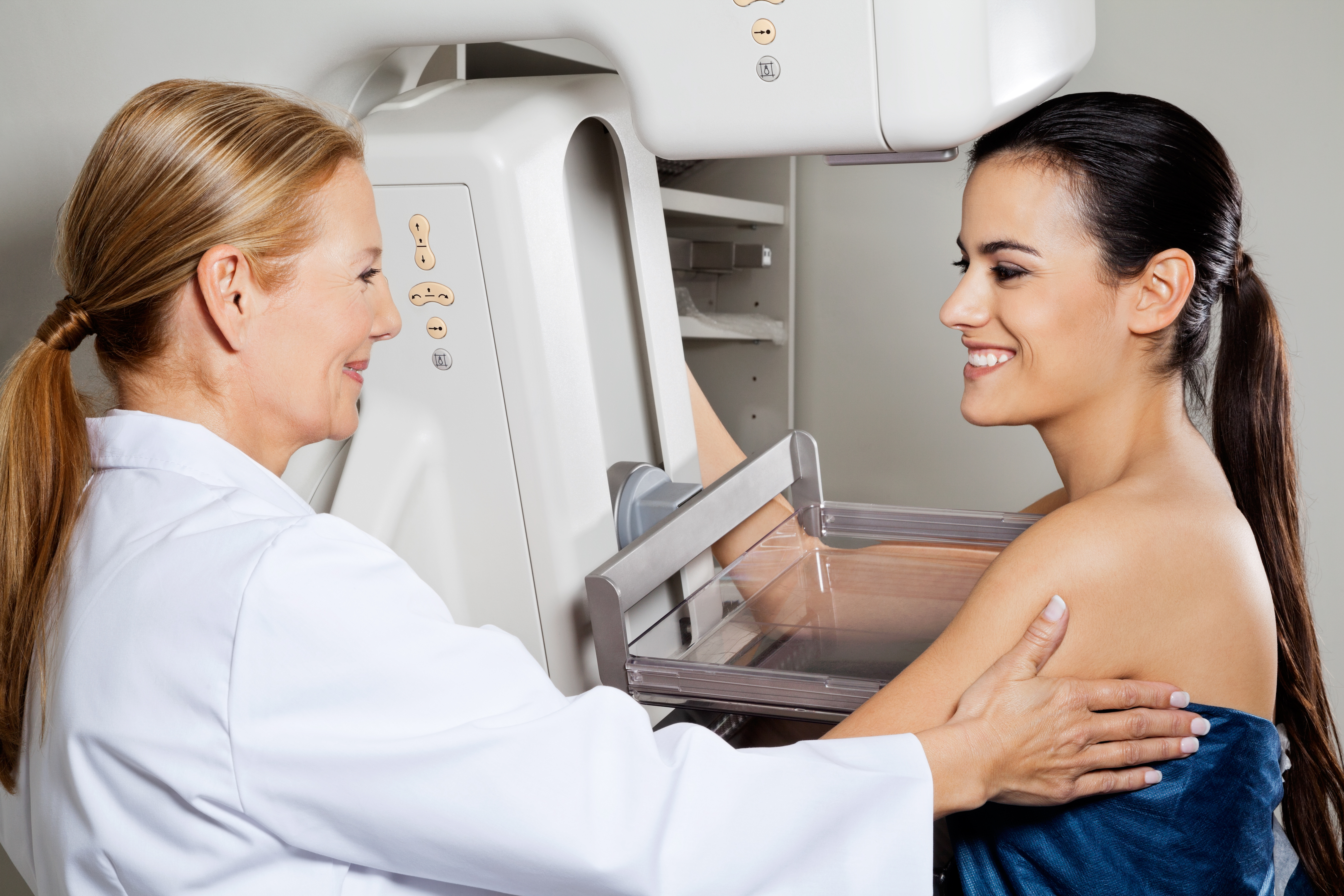Маммография оренбург. Маммография. Маммография врач. Женщина на приеме у маммолога. Маммография картинки.
