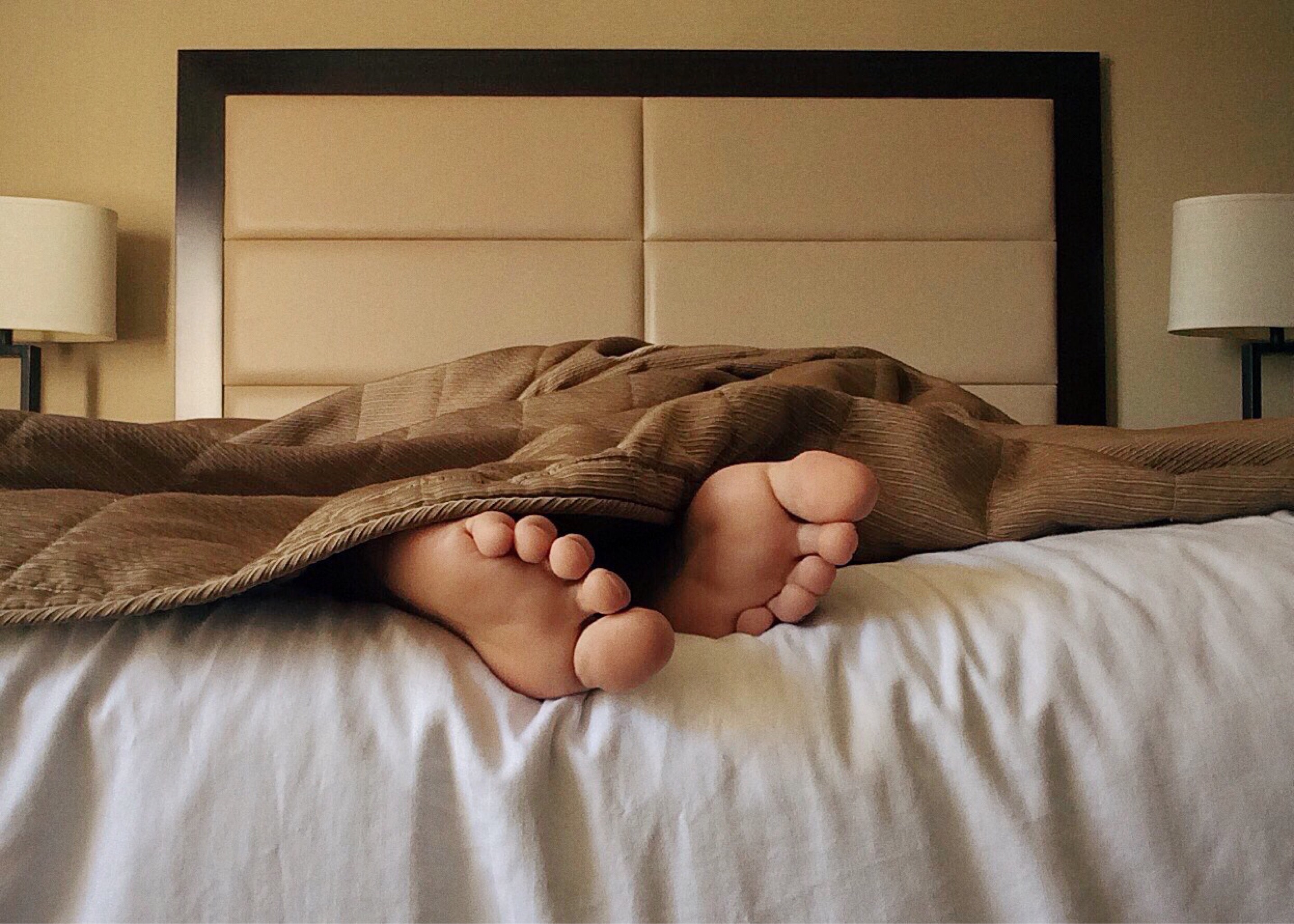 Спящие ноги жены. Человек в кровати. Спящия человек в кравате. Кровать.