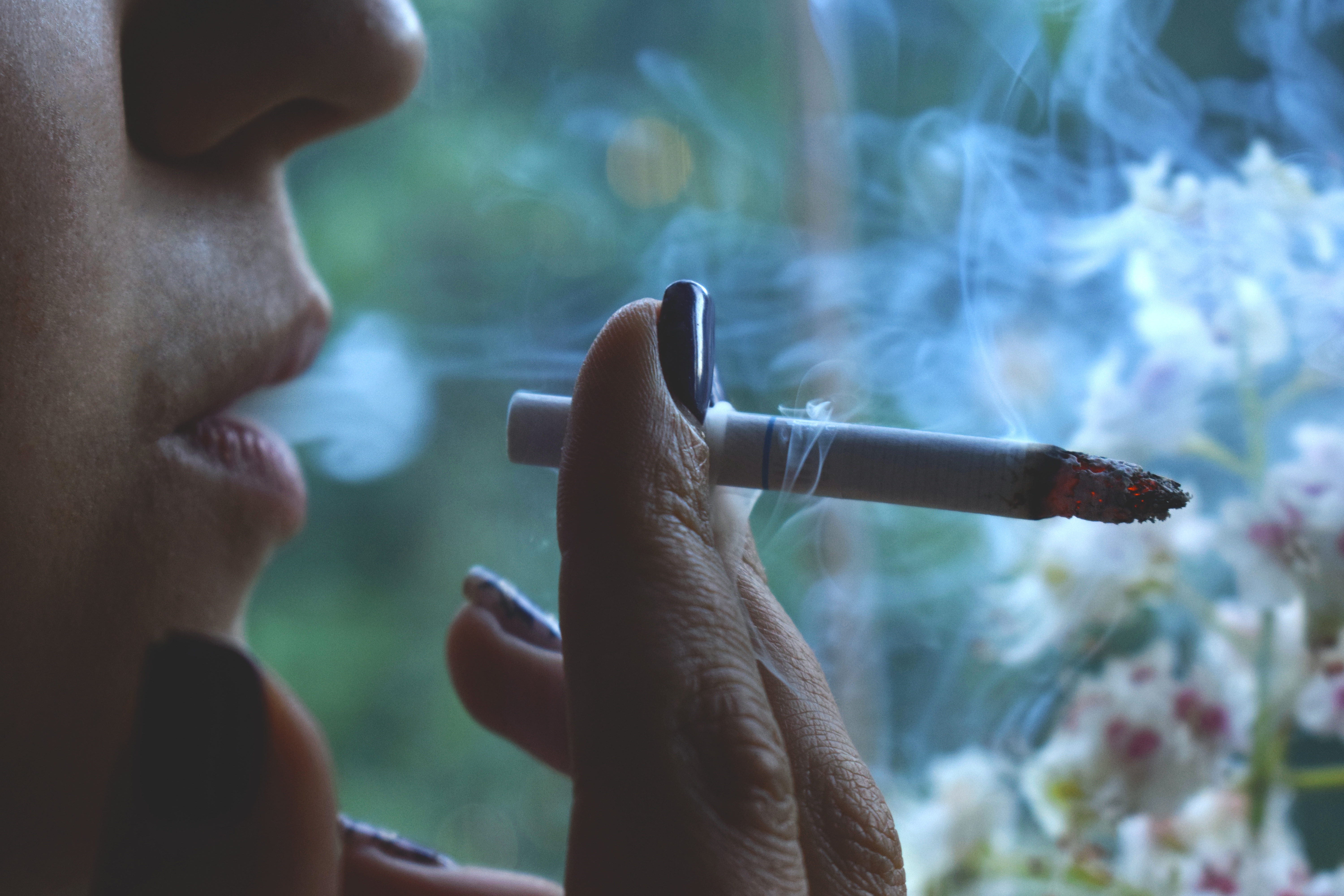Курение картинки. Курение. Девушка курит. Курящая девушка. Дым сигарет.